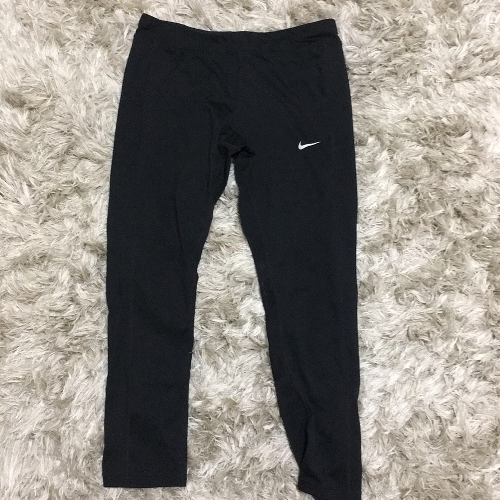 medium black cropped nike leggings